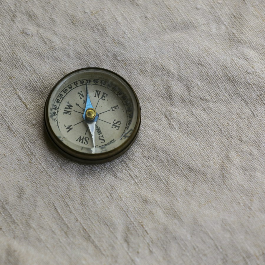 Brújula sobre una tela de lino